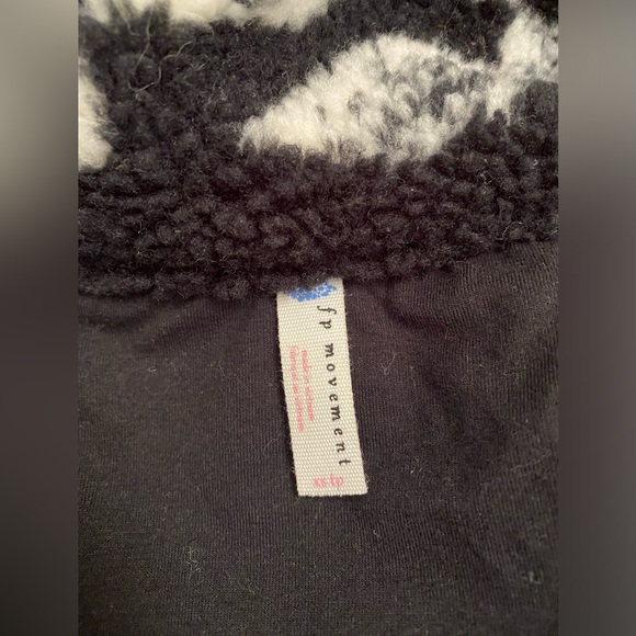 NWOT FREE PEOPLE Hit The Slopes Printed Fleece XS - Picture 8 of 8